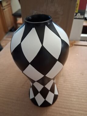 Black & White Checkered Ceramic Vase - Decorative Home Art